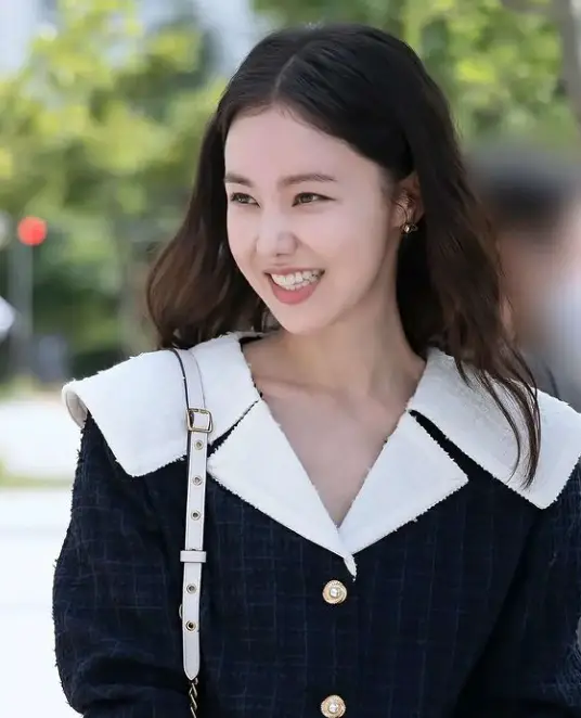 환승연애3- 검정색에 흰 카라가 큰 외투를 입고 긴웨이브 머리를 풀고 옆을 보며 웃는 김예원