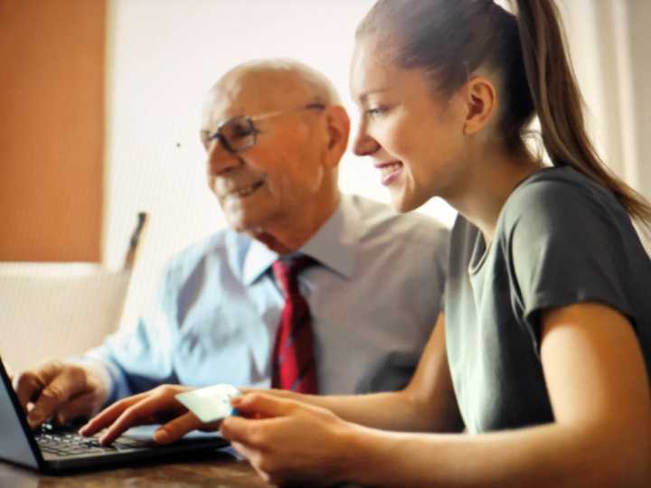 컴퓨터-앞에-노인과-젊은여자