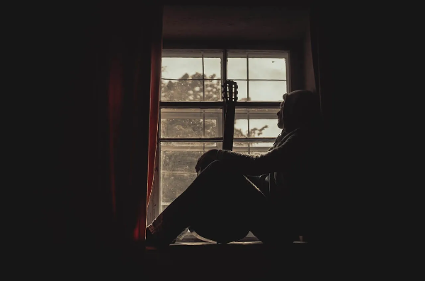 자기 정체성과 선택을 조용히 대면하는 장면