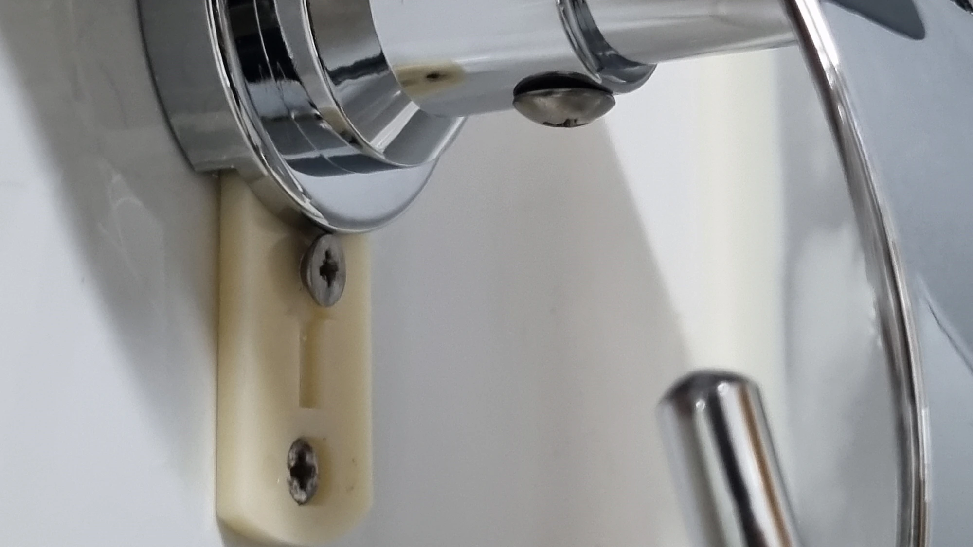 나사못이 걸리는 모습