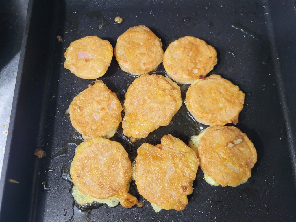 팬에서 노릇하게 구워지는 소시지 전