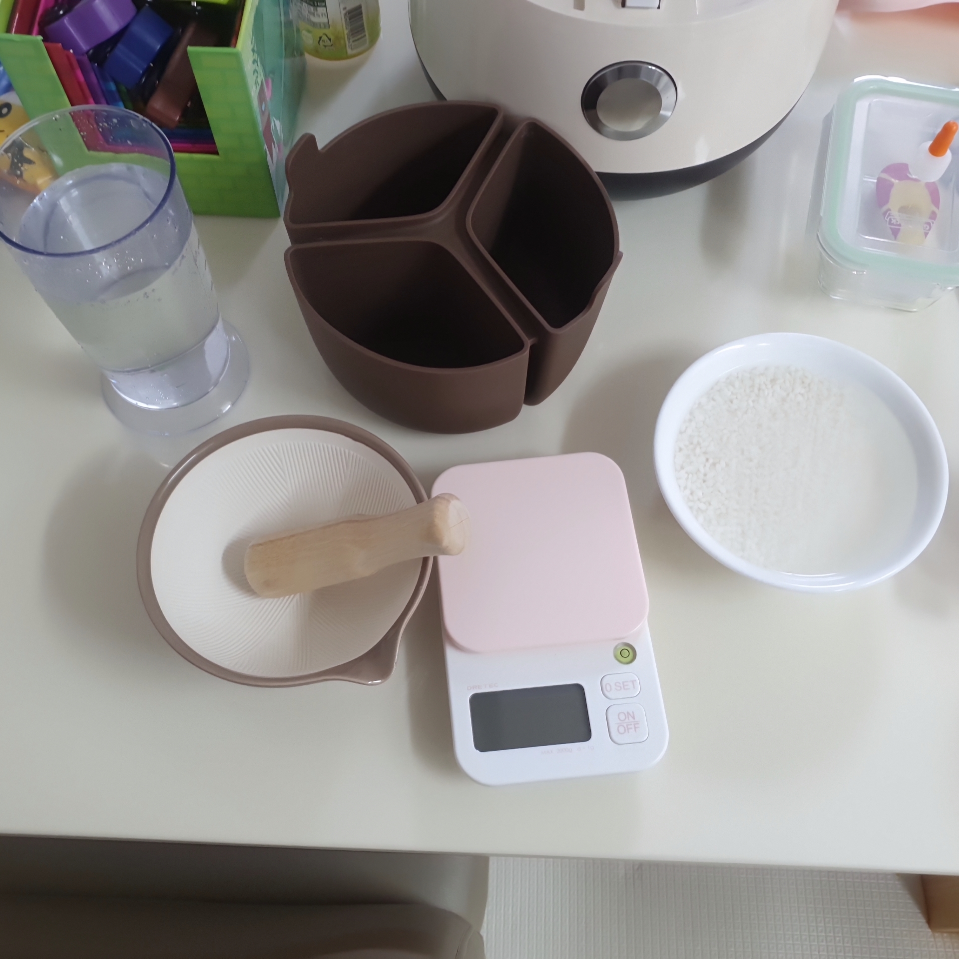 불린쌀을 절구로 갈기