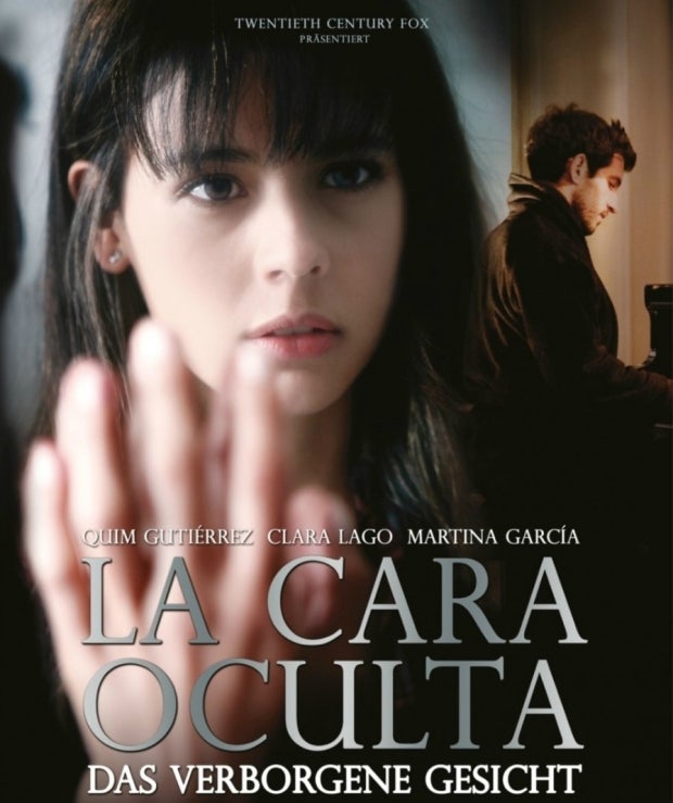 영화 『La Cara Oculta』(영문 제목: The Hidden Face ) 공식 포스터 : 유리창 너머에서 손을 대고 바라보는 여자 주인공과 어둡고 고립된 공간에서 고개를 숙이고 있는 남자 주인공의 모습
