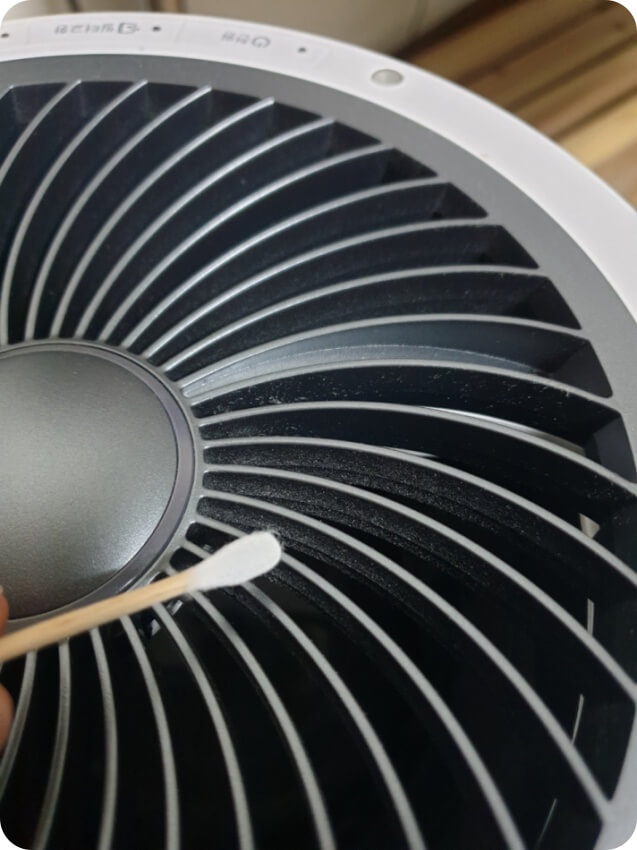 타워형-공기청정기-상부-먼지-제거-사진