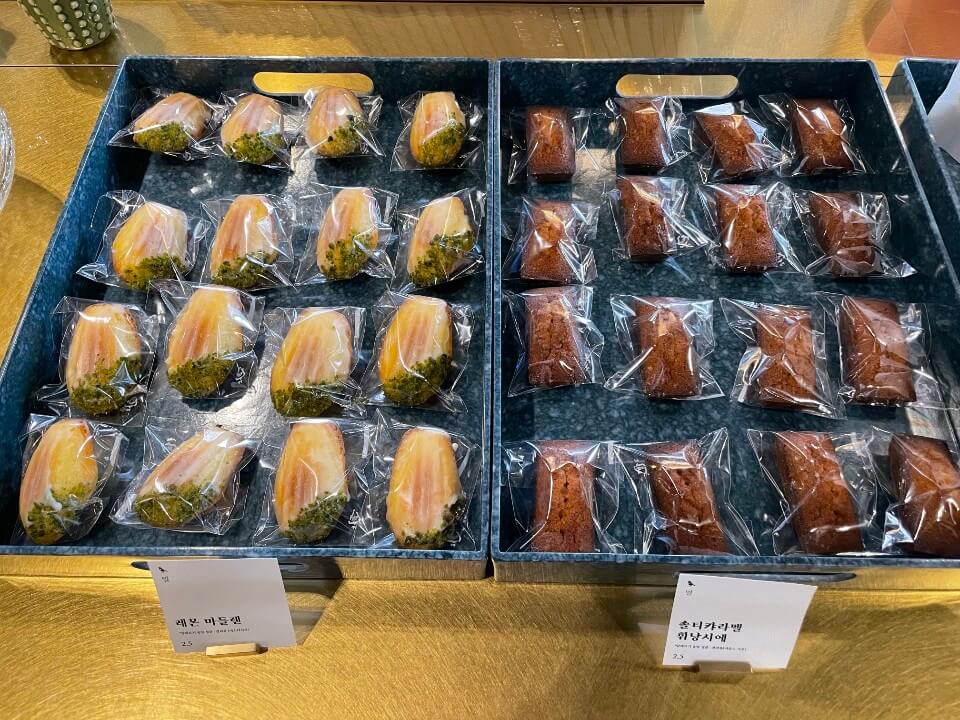 연남방앗간-광교점-디저트-레몬-마들렌,-솔티카라멜-휘낭시에-모습