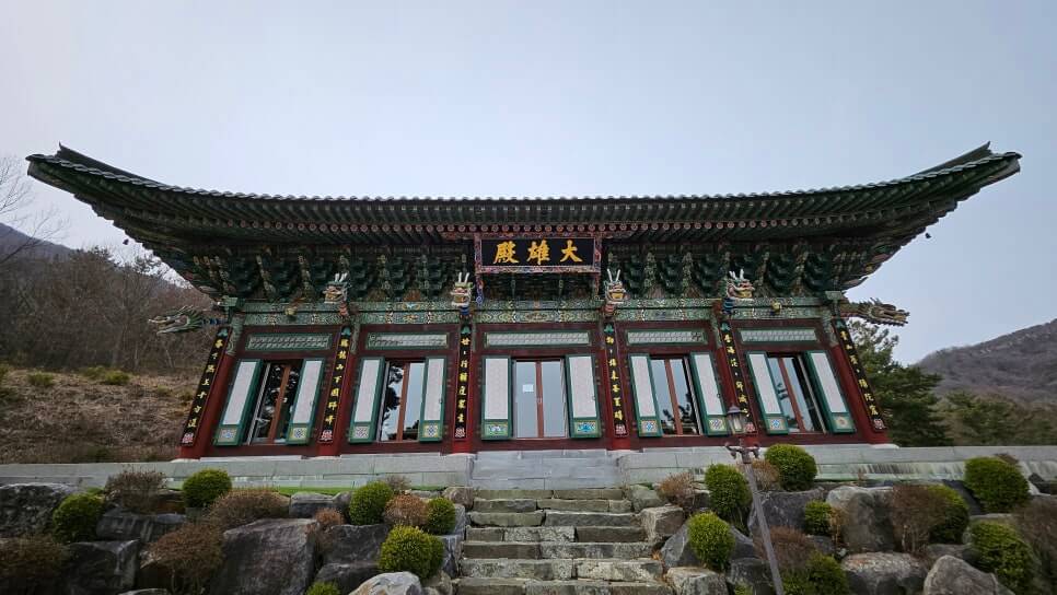 계룡 무상사 : 백제 불교의 숨결과 세계 불교가 만나는 수행 도량