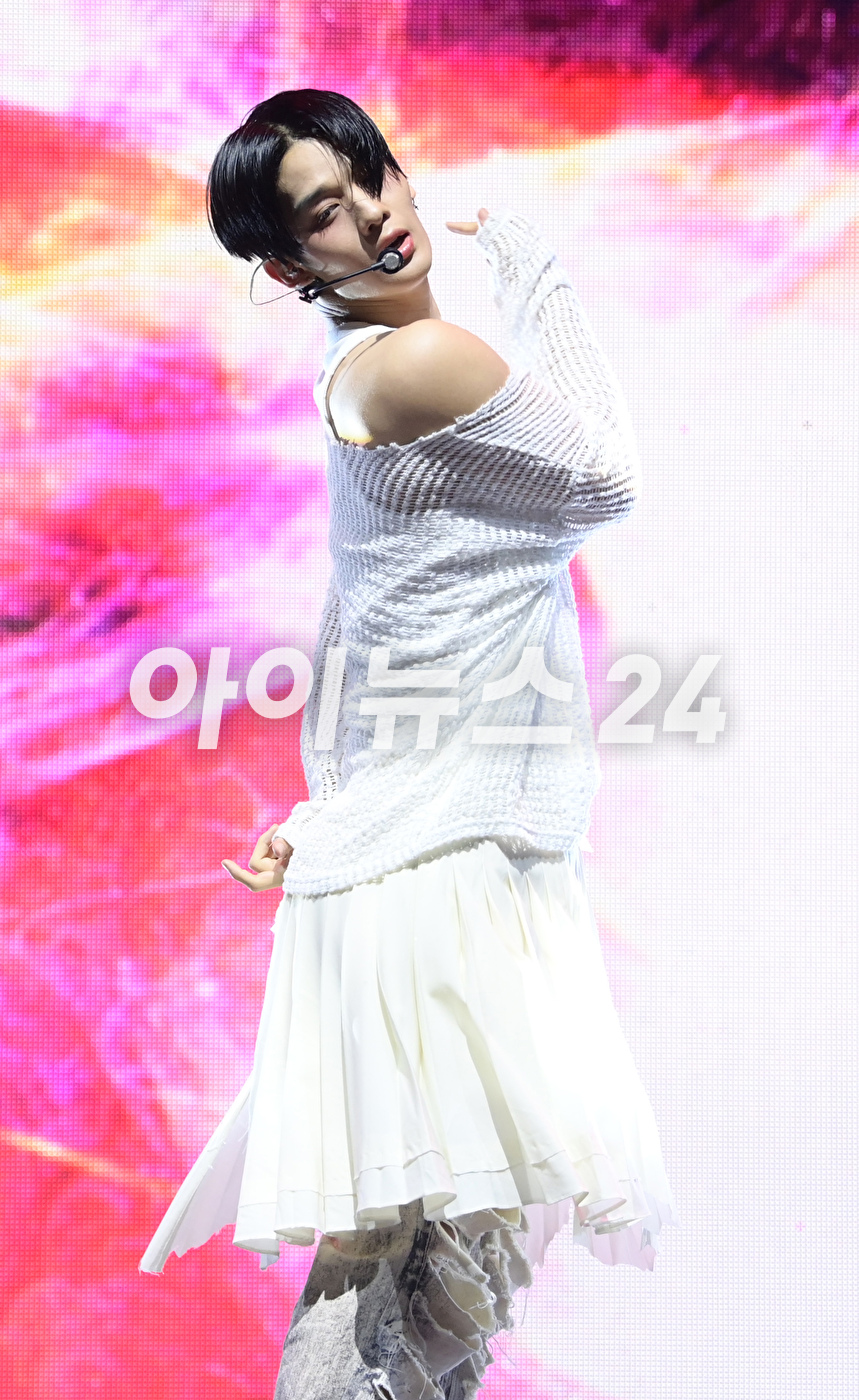 '세이브 미, 킬 미' 그룹 CIX가 29일 오후 서울 연세대학교 백주년기념관에서 열린 CIX(씨아이엑스)의 여섯 번째 EP '오케이 에피소드 2: 아임 오케이'(OK Episode 2 : I'm OK) 발매 기념 쇼케이스에서 타이틀곡 '세이브 미, 킬 미' 무대를 선보이고 있다. [사진=정소희 기자]