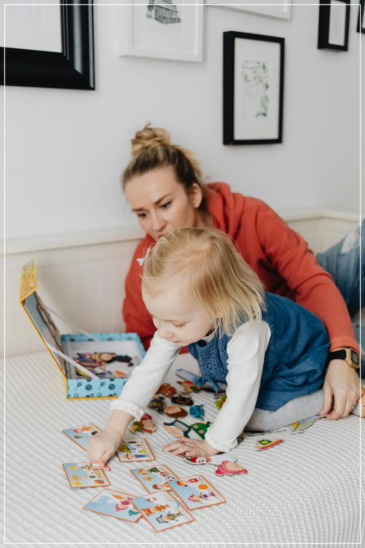 엄마와 아기가 카드놀이를 하는 모습