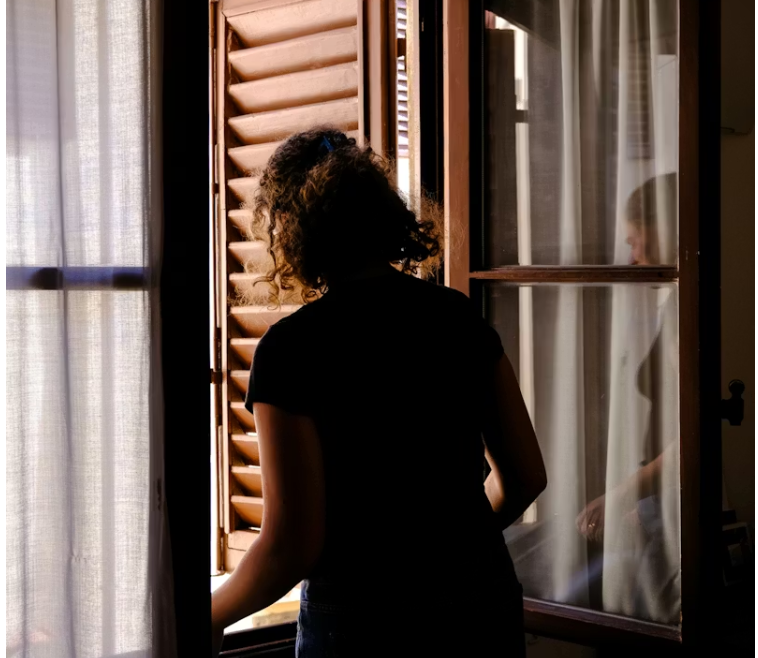 창문을 여는 여성의 뒷모습, 실내에서 자연광을 맞이하는 장면