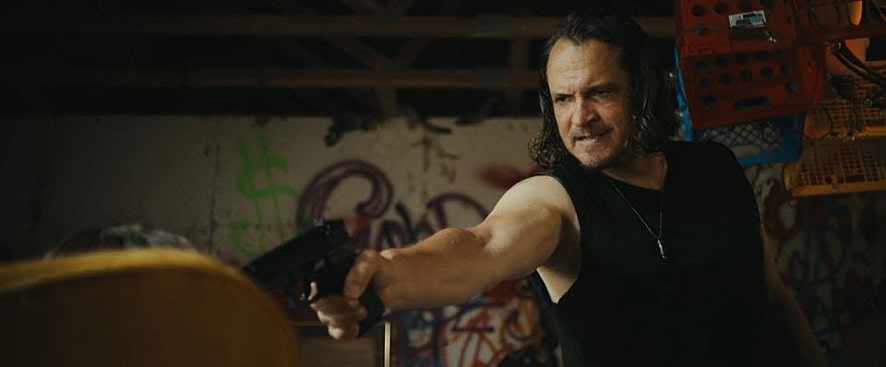 총을 겨누고 있는 남성의 모습