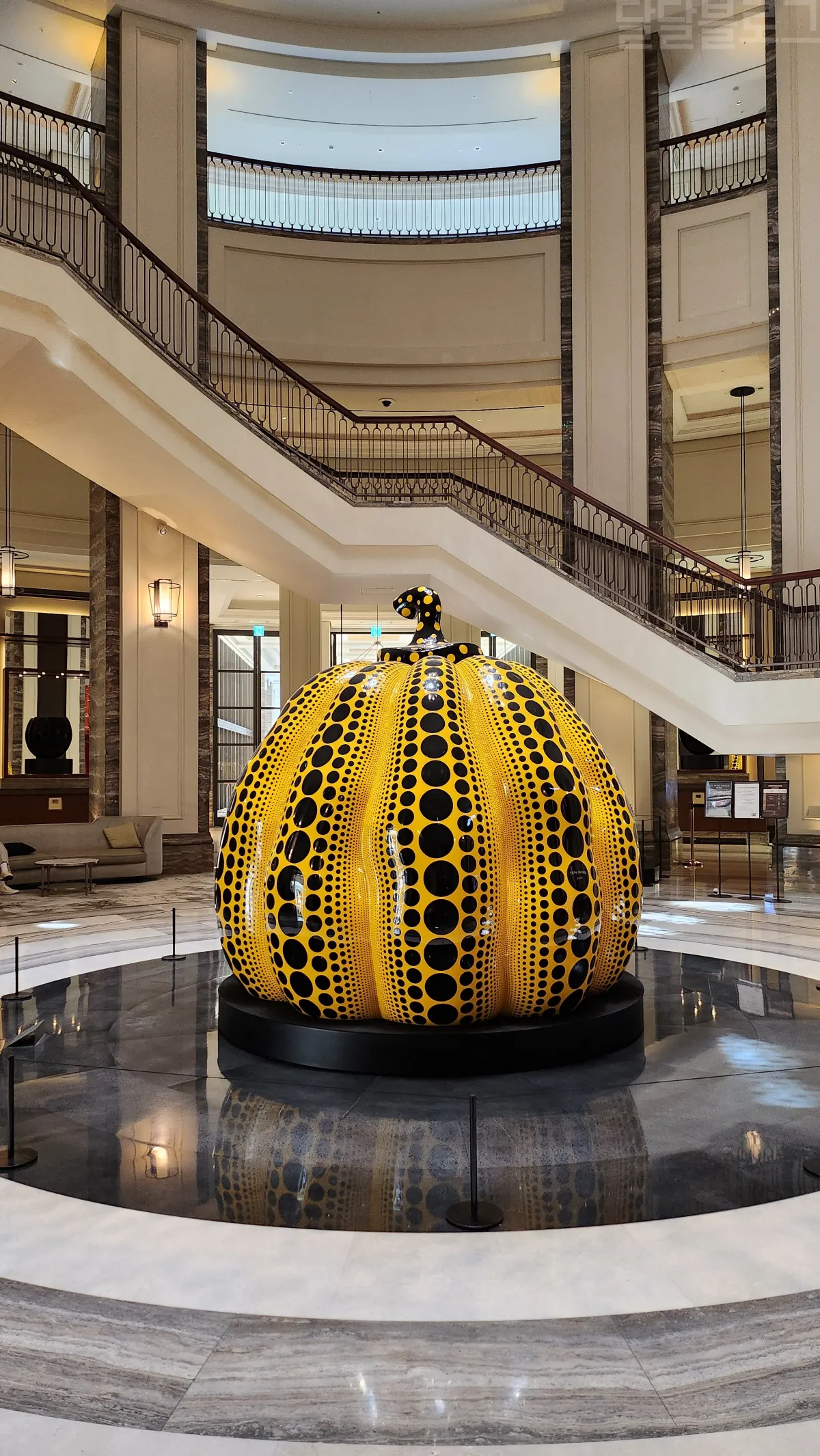 파라다이스시티-로비-호박