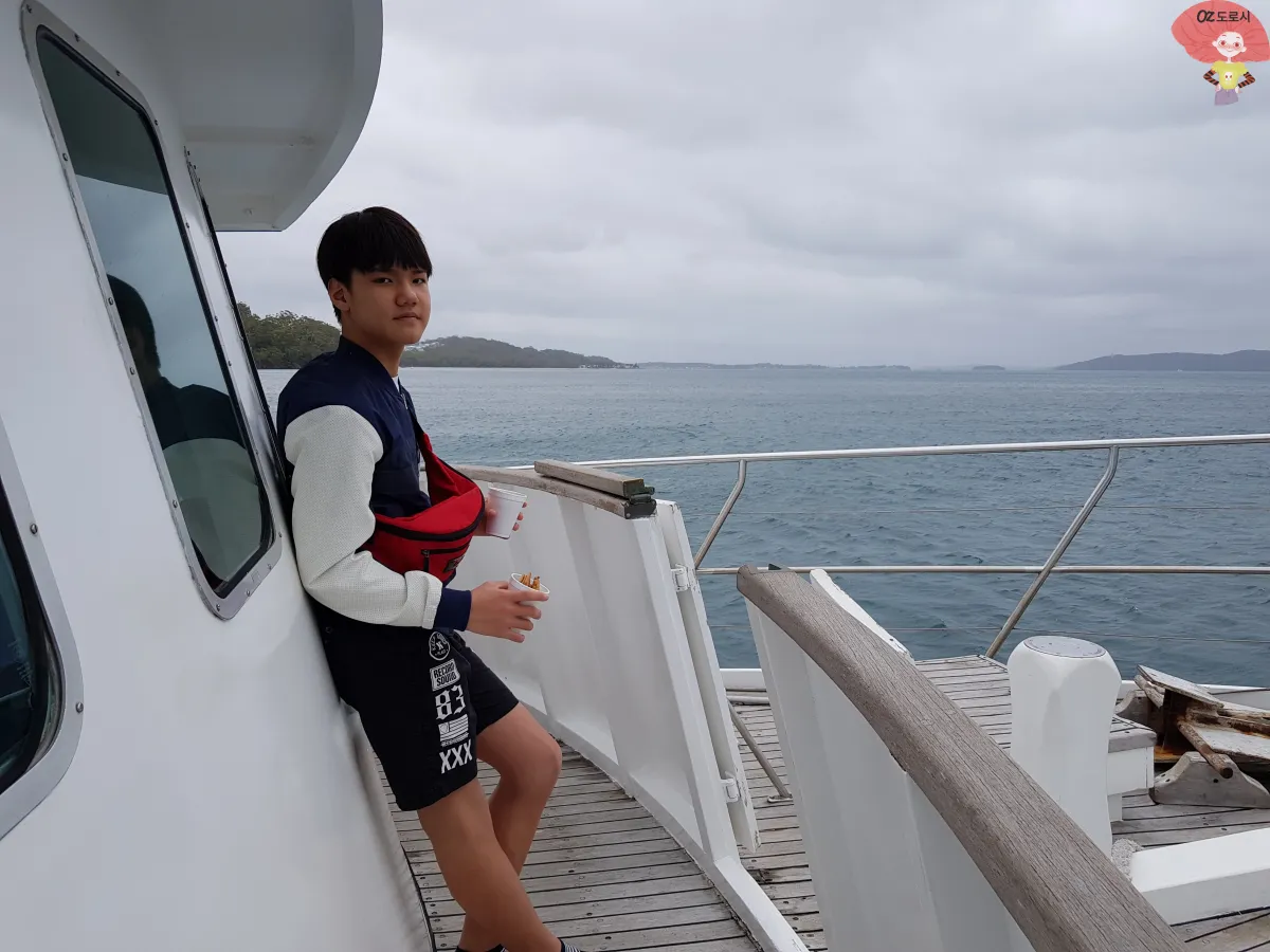 호주-시드니-근교여행-넬슨-베이-돌고래-크루즈중-간식타임