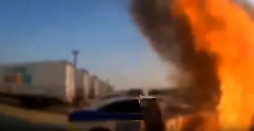 쿠팡 분신사고 블랙박스 영상 중 조수석에 타고있던 경찰이 화재 현장에서도 뛰쳐 나와 분신시도 피해자를 구하려는 모습 이 영상에 포착