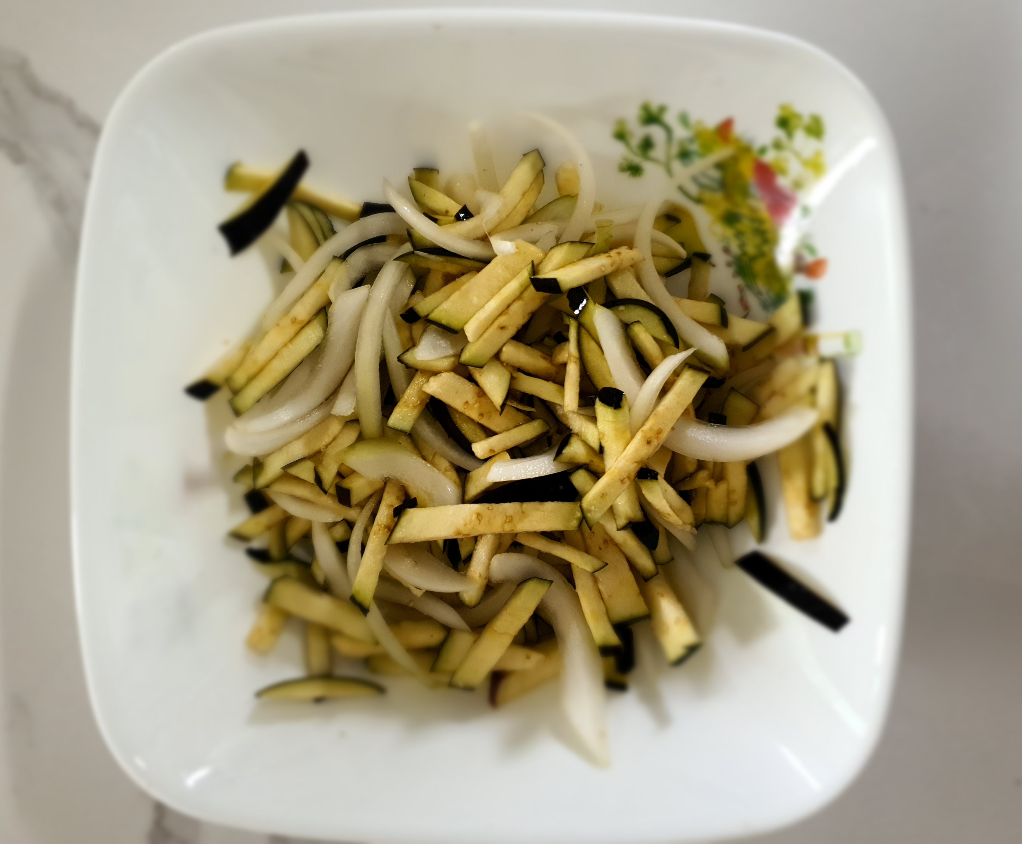 가지를-소금에-절입니다.