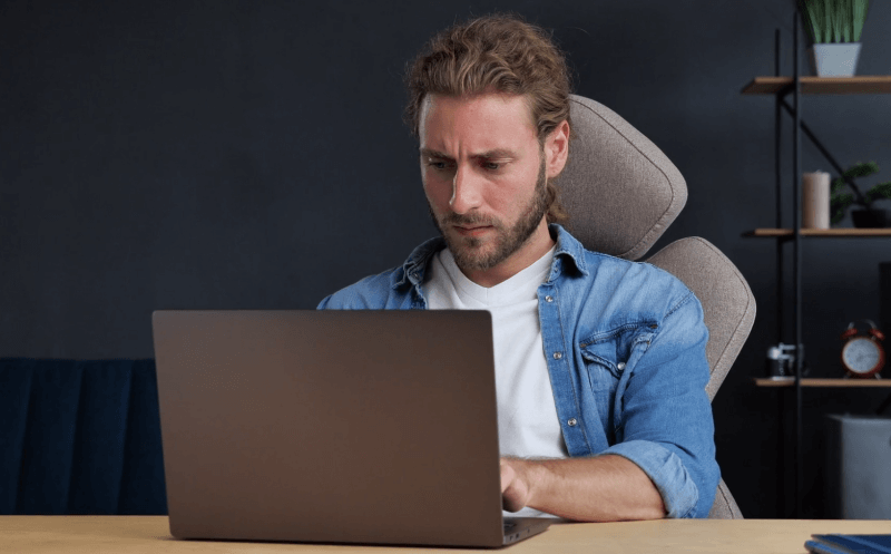 인상-찡그리고-있는-사람