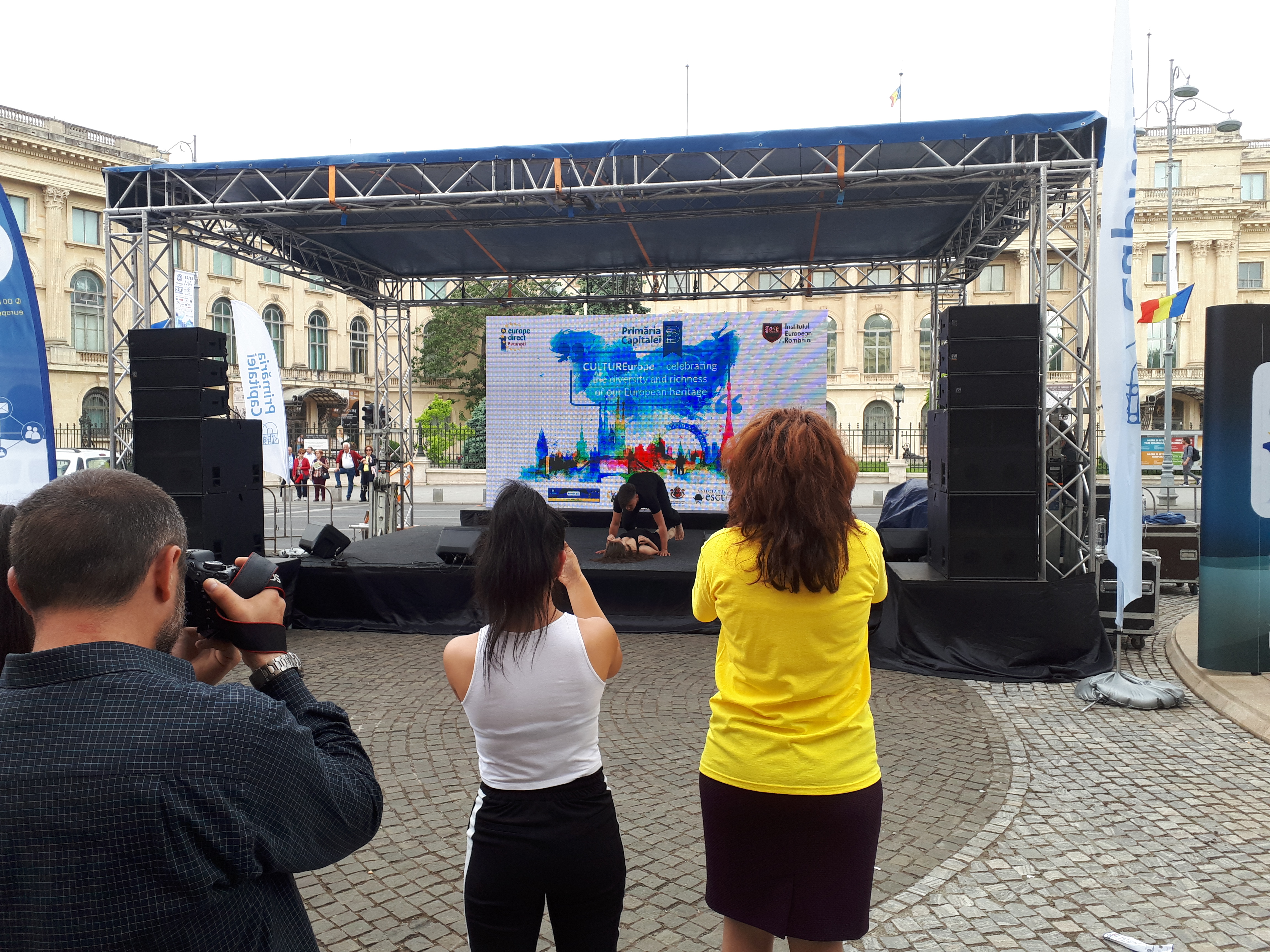 루마니아 부쿠레슈티 퍼포먼스를 찍는 사람들