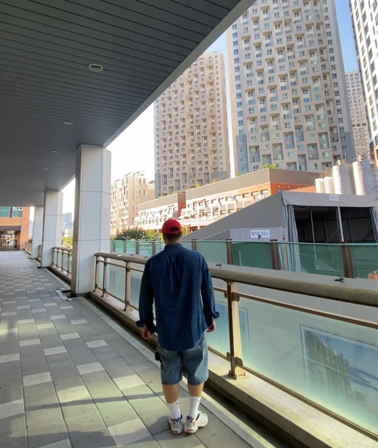 데일리룩(2025.9.21.)나이키 볼캡 헤리티지 86 퓨추라 워시드 레드, 폴로랄프로렌 코튼 샴브레이셔츠, 디미트리블랙 버뮤다 데님 하프팬츠, 나이키삭스, 아식스 젤 카야노 5G