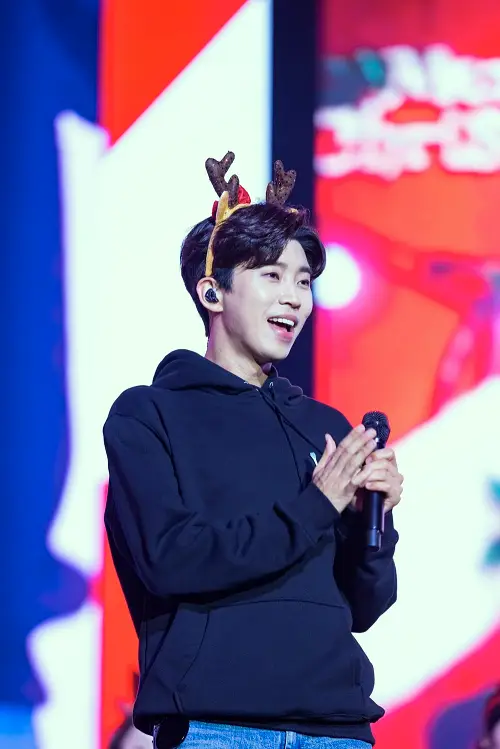임영웅-콘서트-IM-HERO-앙코르-서울-루돌프-머리띠를-하고-박수를-치는-임영웅