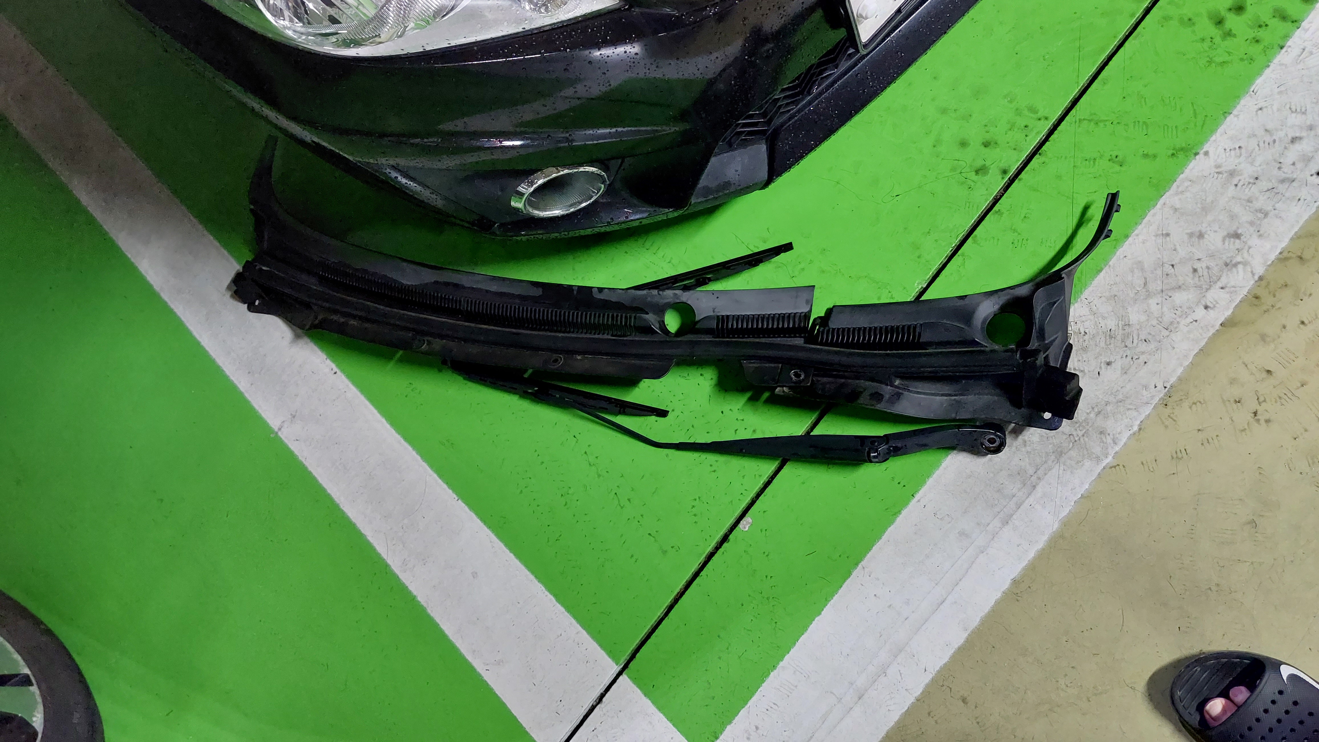 12년식 스파크에서 분해한 프론트 와이퍼와 와이퍼 카울커버