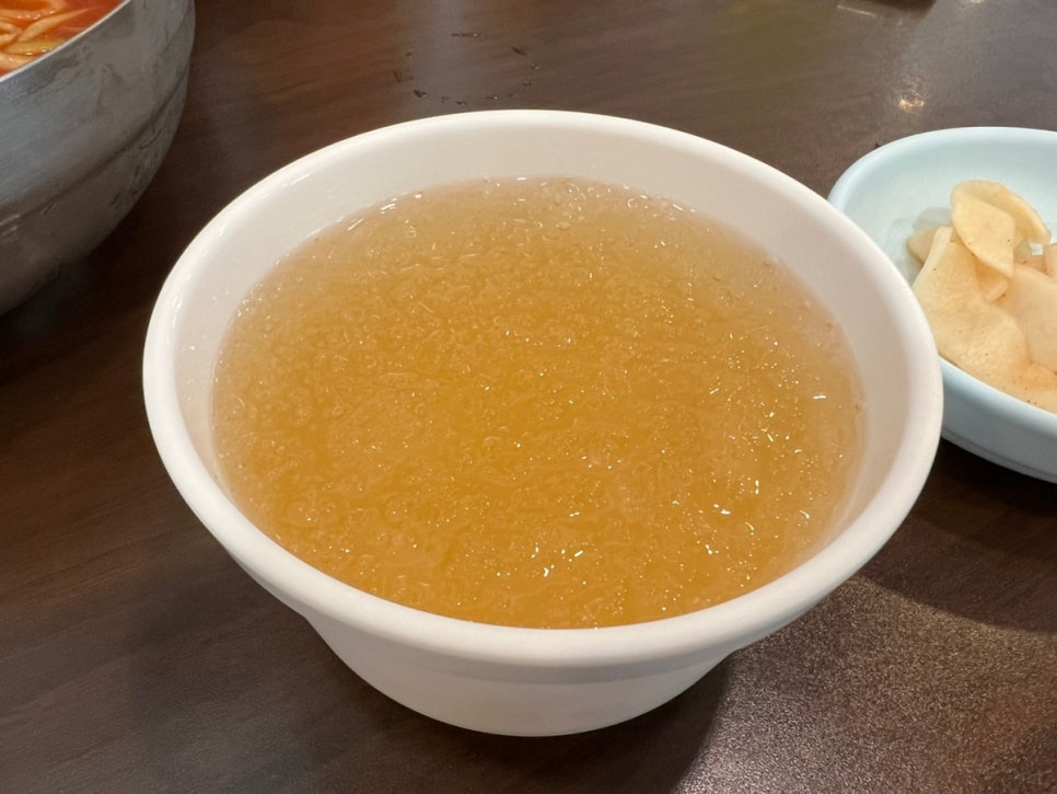 살얼음이 띄워진 시원한 물밀면 육수 사진
Photo of chilled Mul Milmyeon broth with floating ice at Haeundae Milmyeon