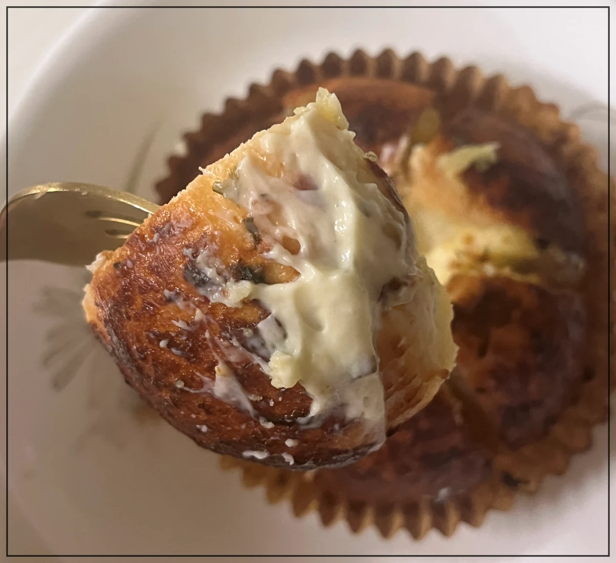 이마트-피코크-육쪽마늘빵-조각-포크-크림