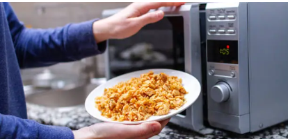 전자레인지로 요리하는 모습