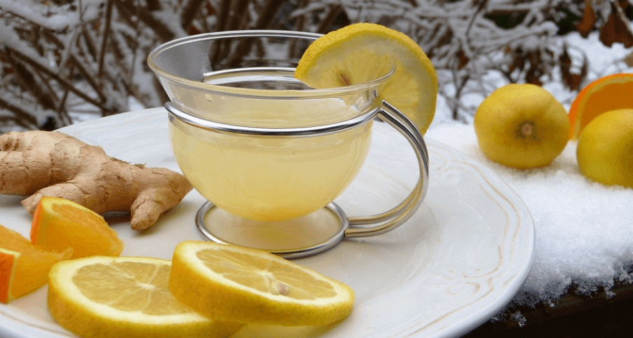 생강 차와 레몬이 놓여 있다