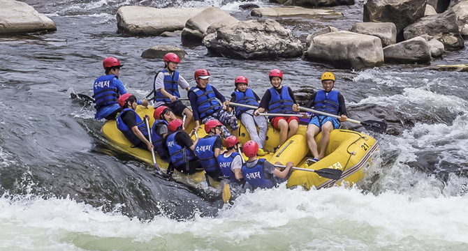 래프팅 하는 모습 이미지
