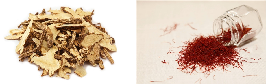왼쪽은 당귀나무의 뿌리와 줄기를 채취하여 깨끗이 세척을 한 후에 잘게 썰어서 하얀 바닥에 수북하게 쌓아 놓은 사진이고, 오른쪽은 유리병에 샤프란을 담아둔 것을 유리병이 쓰러지면서 하얀 바닥에 샤프란이 쏟아져 나온 것을 찍은 사진