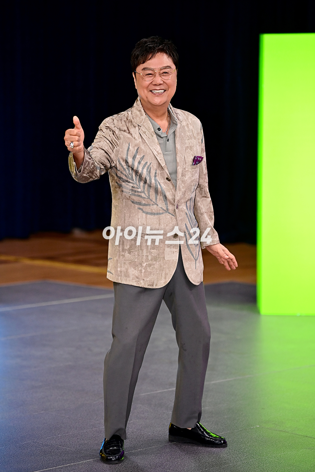 가수 남진이 13일 오후 서울 마포구 YTN홀에서 열린 신곡 쇼케이스에서 기념촬영을 하고 있다. [사진=곽영래 기자]