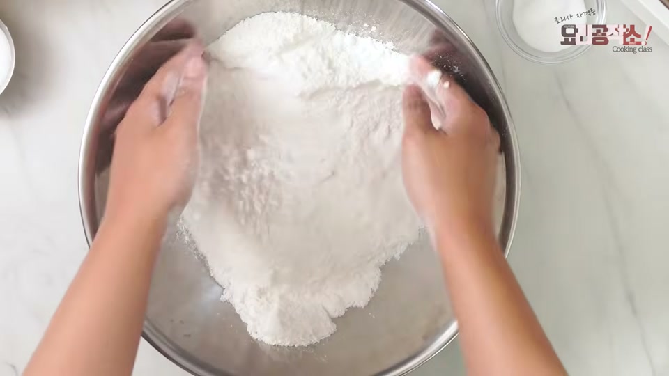 찹쌀가루에 소금물을 섞는 장면