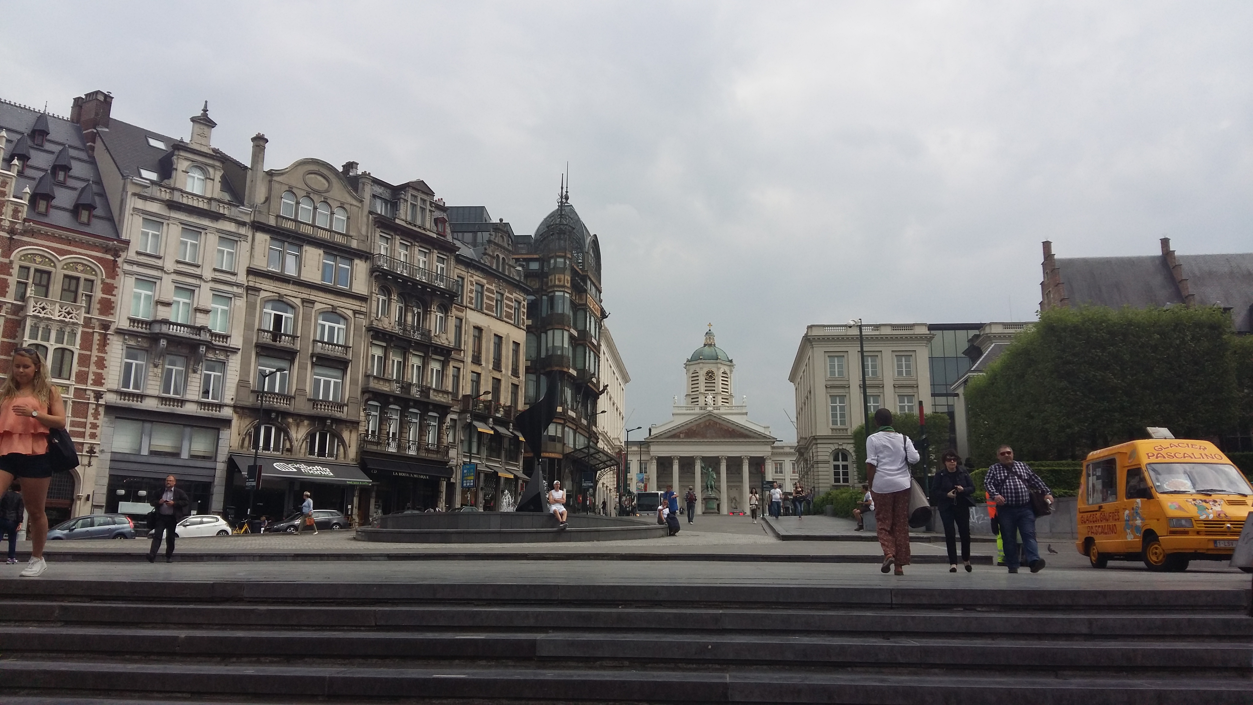 벨기에 브뤼셀 왕궁이 보이는 도로