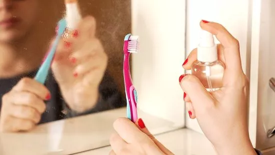 칫솔을 이용해 모서리 닦기