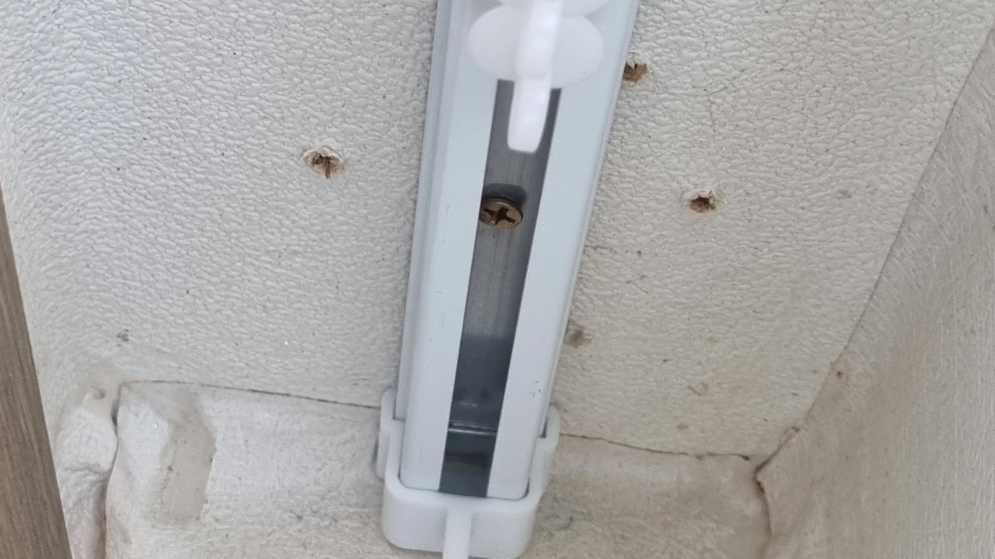 커튼 레일 고정 모습