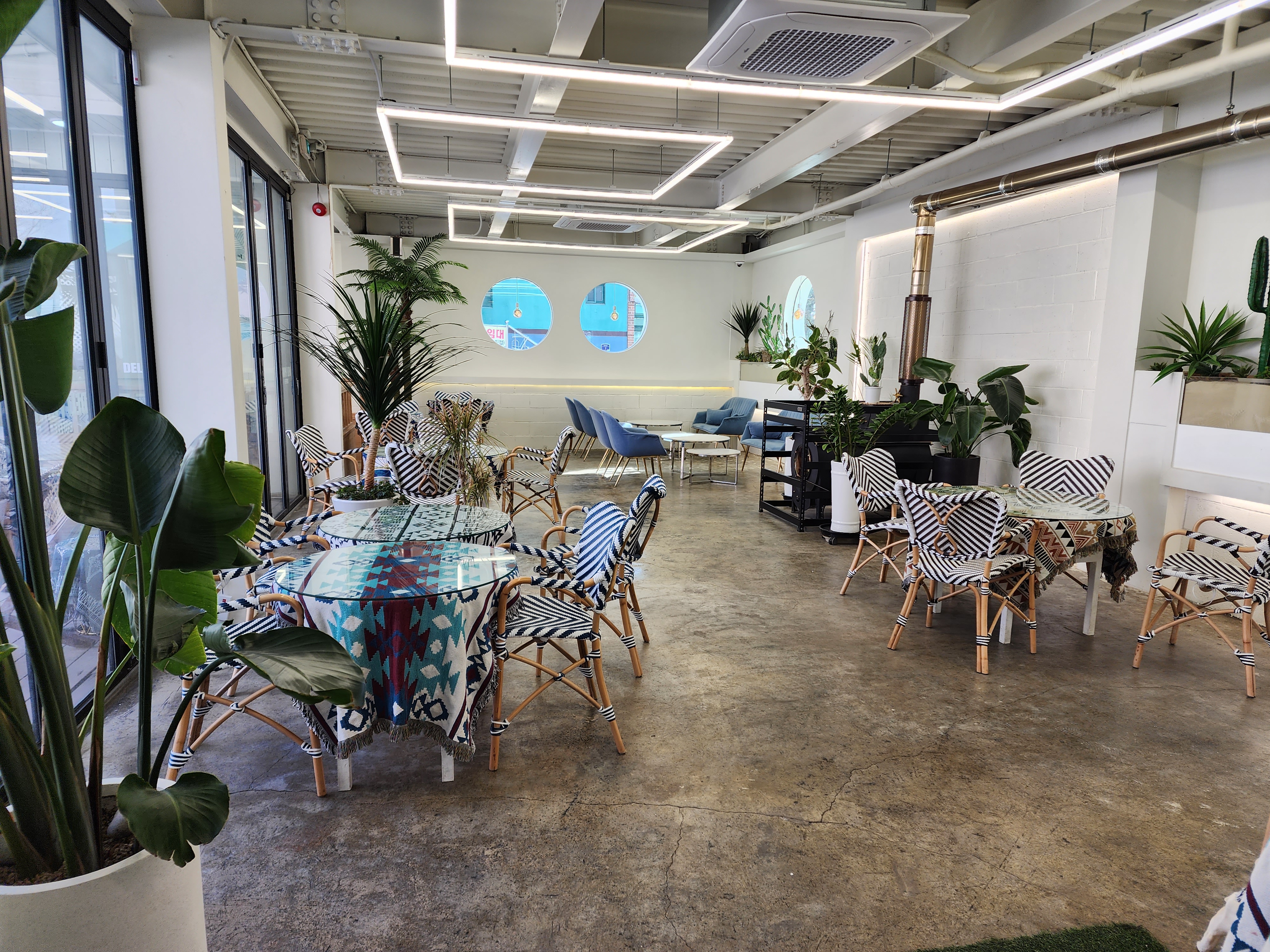 딜리포인트 카페 1층