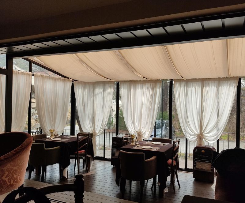 톡튀어나온 베란다공간을 캐노피 커튼을 이용하여 고급스러운 느낌을 만든 미루가 좋아하는 카페