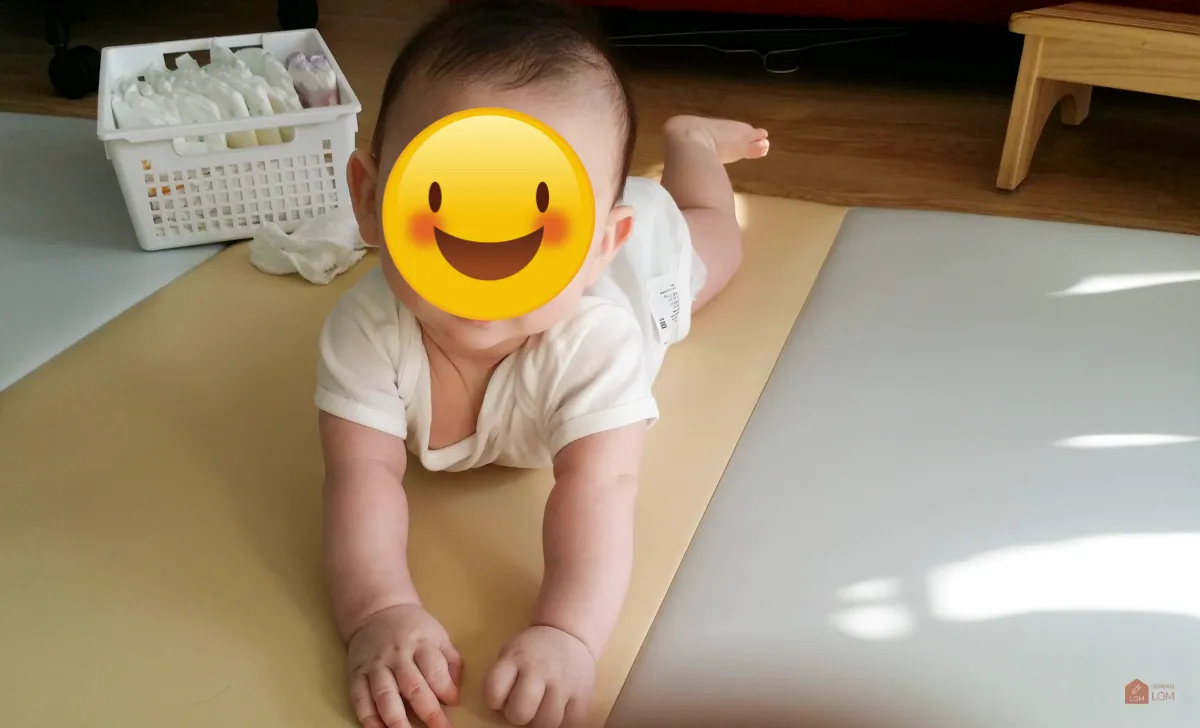 엎드려있는-아기사진-배경에-기저귀