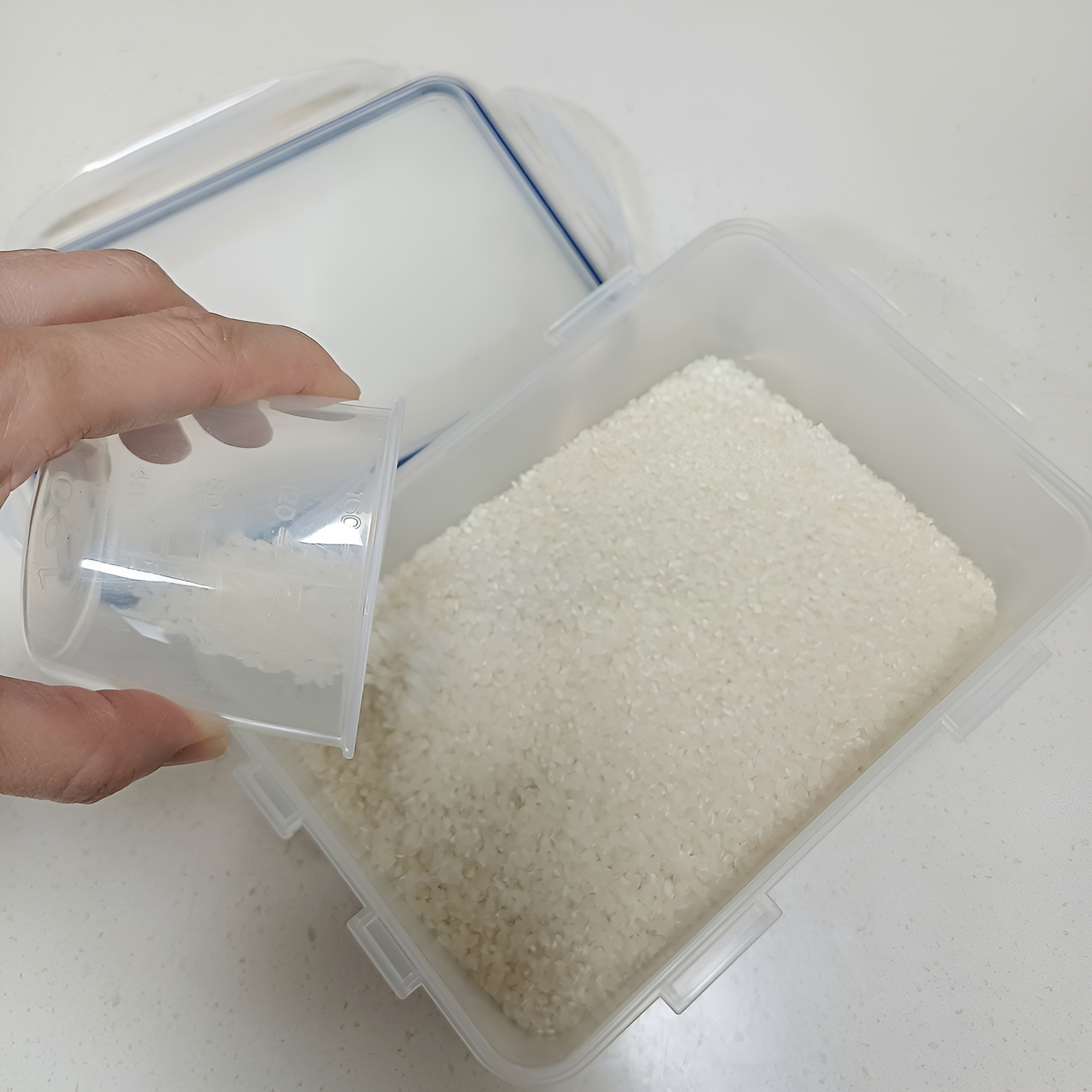 먹을 만큼만 덜어 쌀 보관하는 모습
