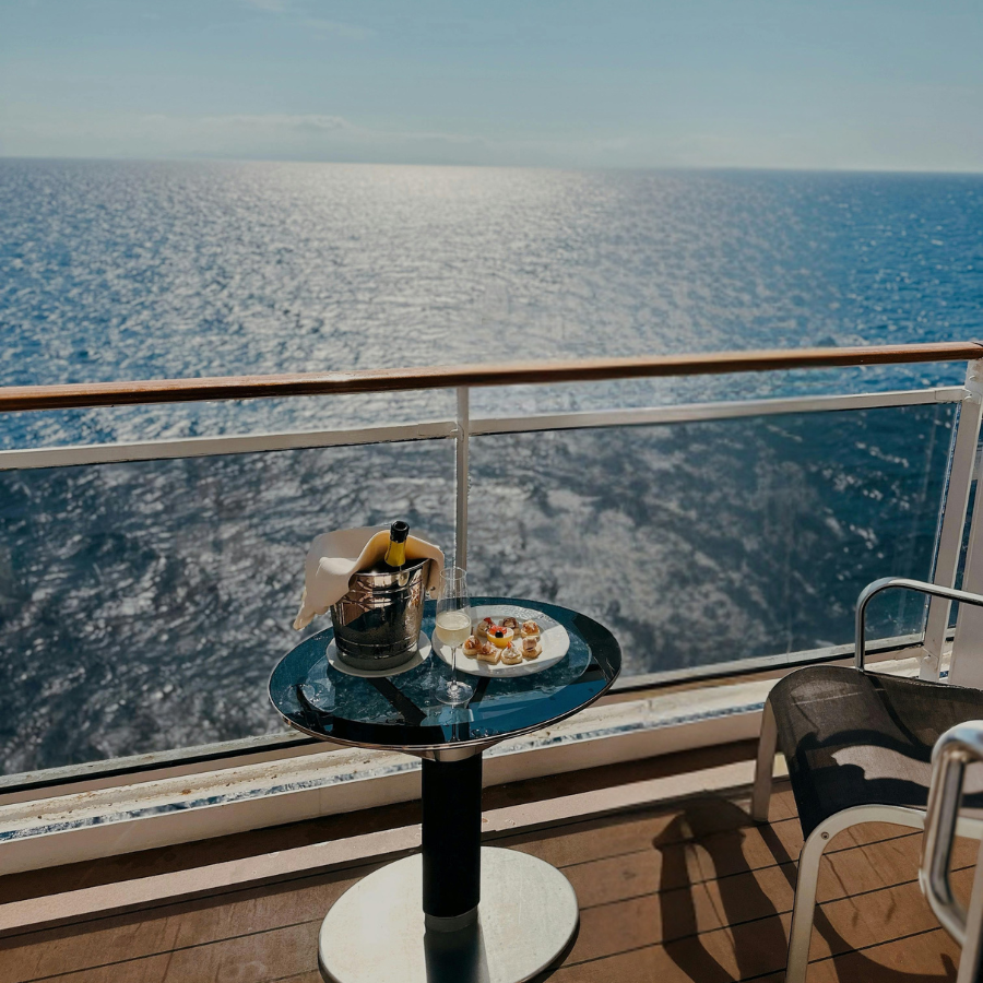 혼자 카페에서 여행을 기록하는 법 : 감성과 기억을 담는 시간