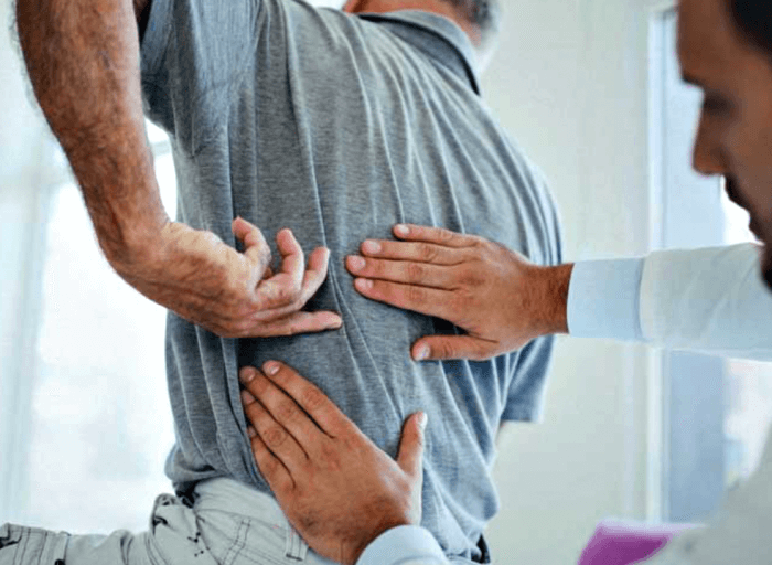 좌측-등통증을-호소하는-남자