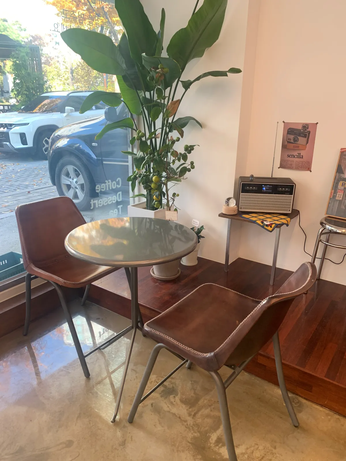 창가쪽에-2인용-테이블과-의자