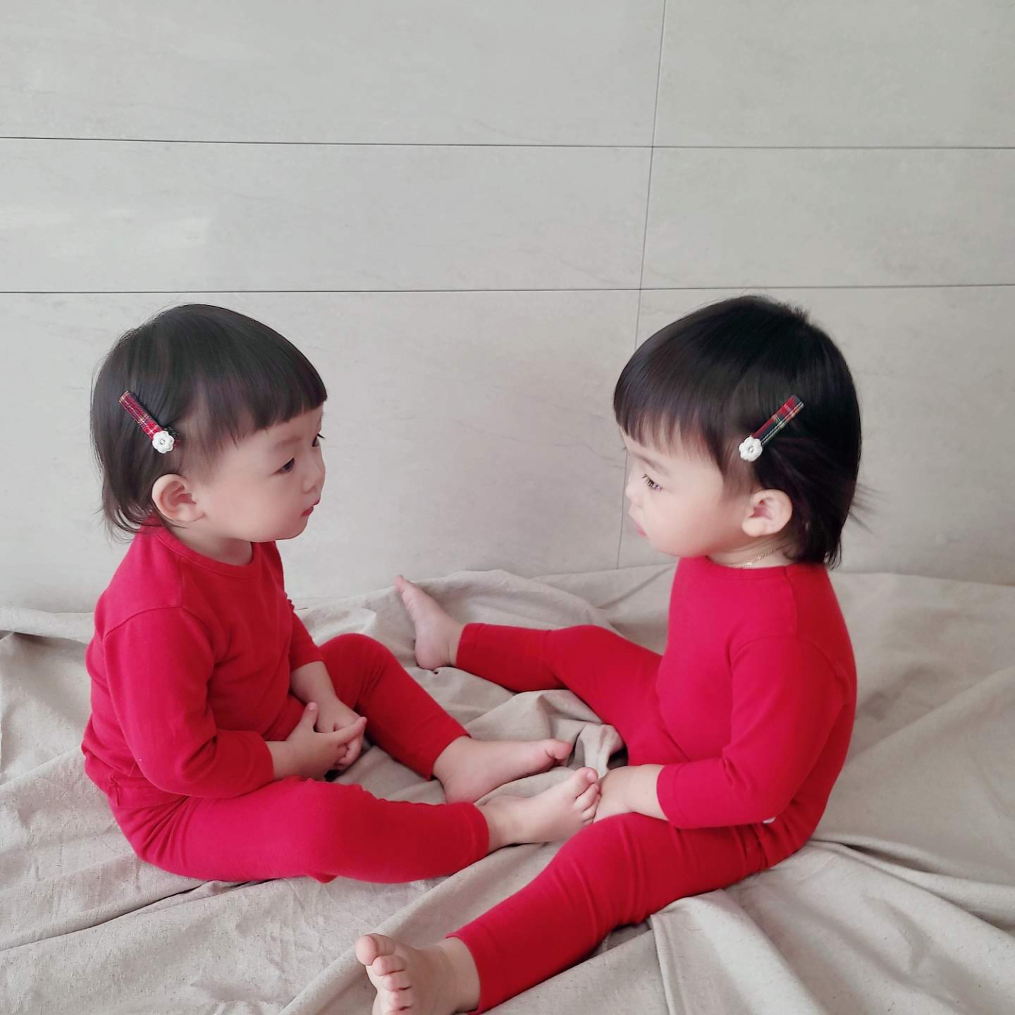 쌍둥이 머리핀 협찬사진 서로 마주보며