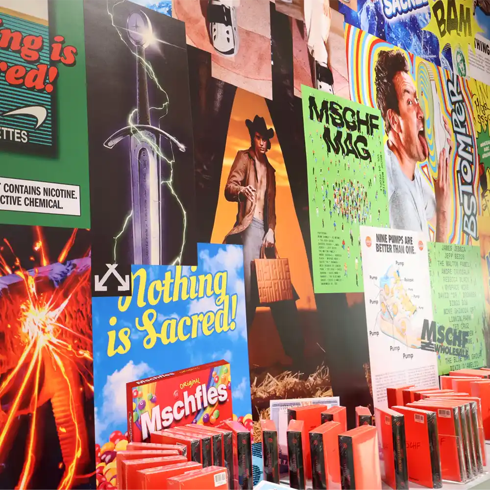 전시장-1층-굿즈샵에-붙어-있는-다양하고-컬러풀한-포스터들