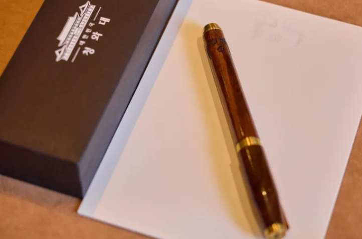 트럼프가 극찬한 그 펜, 국민 볼펜 모나미가 숨어있다고?