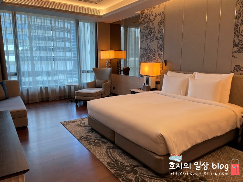 방콕 신돈켐핀스키 그랜드 이그제큐티브 스위트룸 침실1