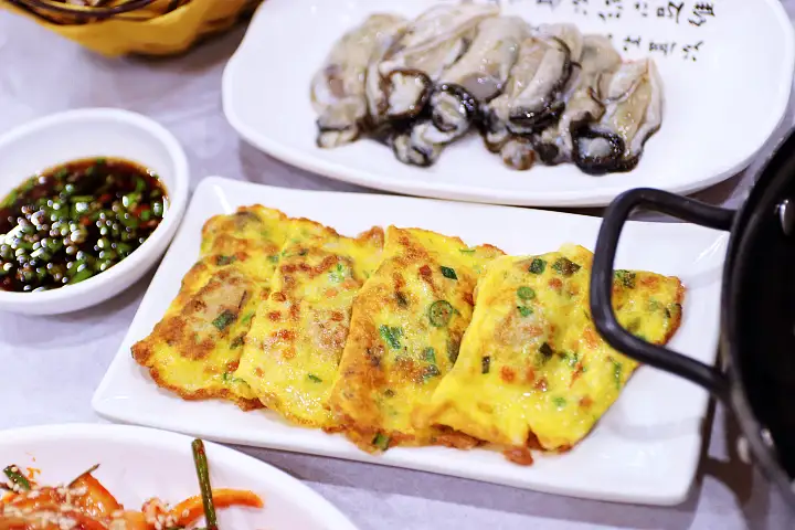 통영 식당 굴삼합 굴무침 굴어묵 굴조림 생굴 석화찜 굴솥밥 굴탕수육 생생협찬 맛집 추천