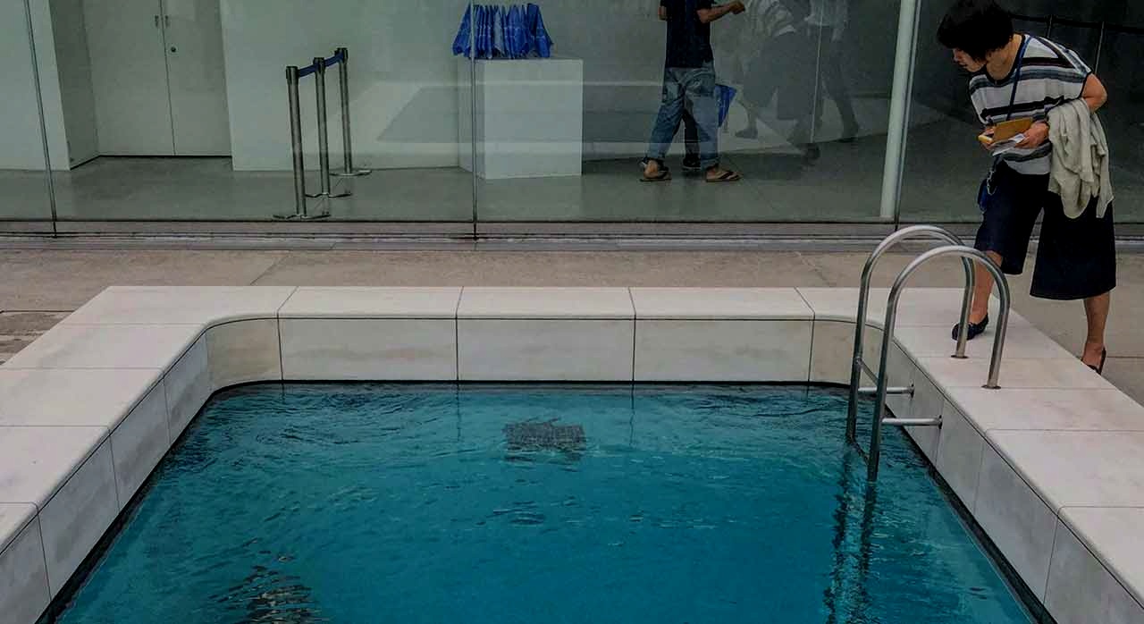 미술관 전시를 구경하는 관광객의 모습. [ⓒPexels &lsquo;Arnie Papp&lsquo;]