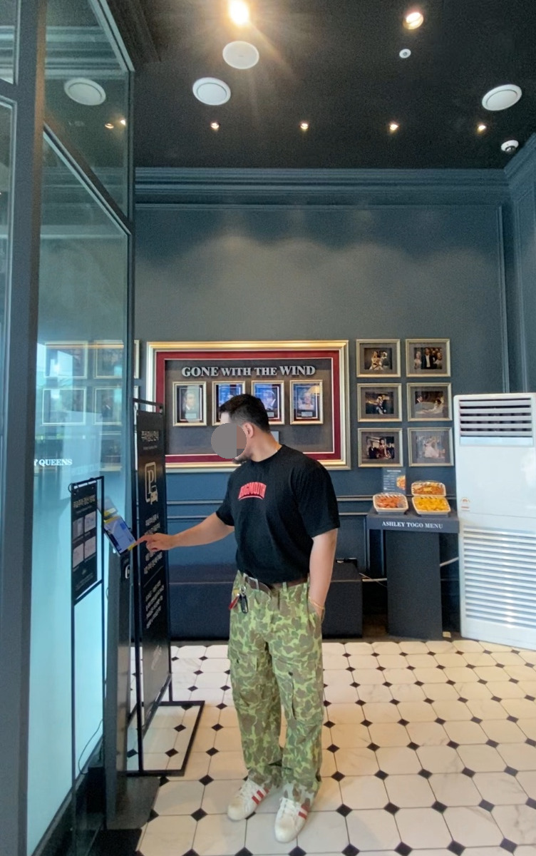 데일리룩(2025. 7. 29.)빈티지 구제 와이드 반팔 하프 티, 브론슨 BRONSON M43 덕헌팅 카모 카고팬츠 카모바지, 리바이스 501 벨트, 아디다스 슈퍼스타 82 레드