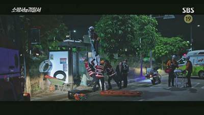 피해자를 구조하고 있는 소방대원의 사진입니다.