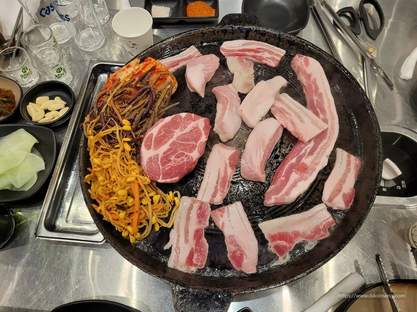 불판 위의 다양한 고기